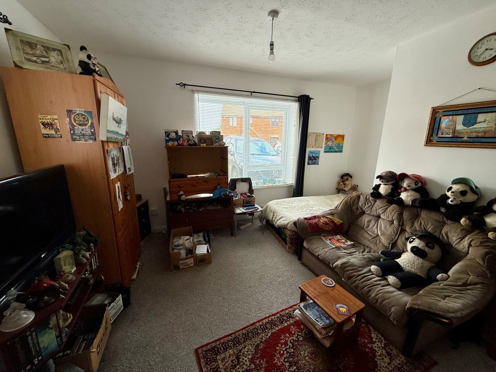 Lot: 148 - FREEHOLD BLOCK OF SIX FLATS FOR INVESTMENT - Living room/bedroom